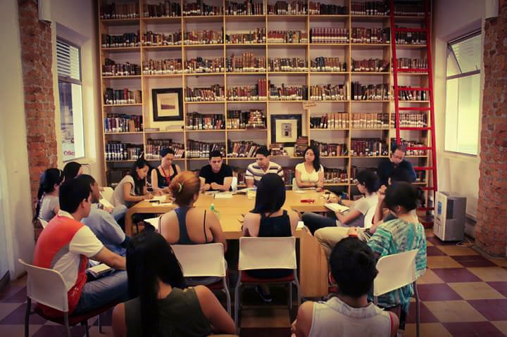 Sesión de diálogo y retroalimentación en una de las sedes de Fundación El Último Verso