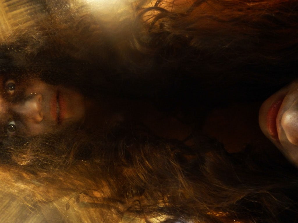 Fotografía: Aura Lorena escobar, escrito: "cada día se cae mas" de mateo Ortiz "Estamos en todos lados, con todos a la vez compartiendo una soledad perpetua, una condena que en últimas hace parte de nuestro diario vivir" LAAO